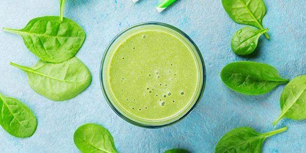 Ma recette smoothie vert pour la croissance des cheveux - Crüe Cosmetics