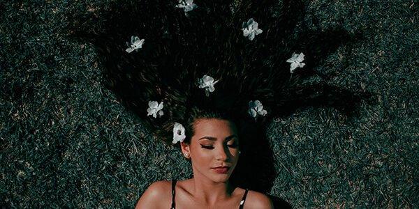 Pourquoi mes cheveux ne poussent plus ? - Crüe Cosmetics