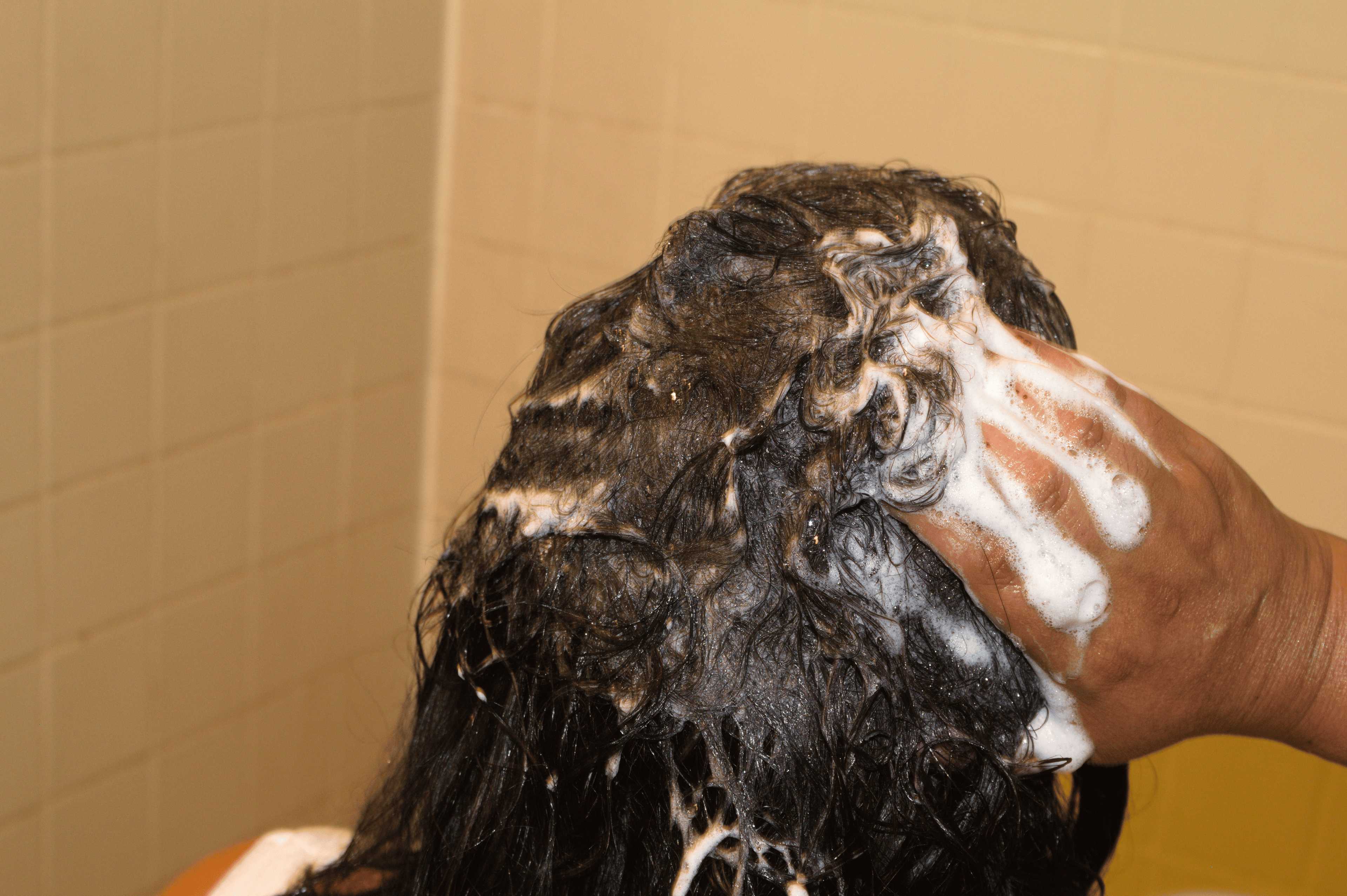 cheveux plus forts et plus sains durant le voyage de la repousse avec Freya Crüe