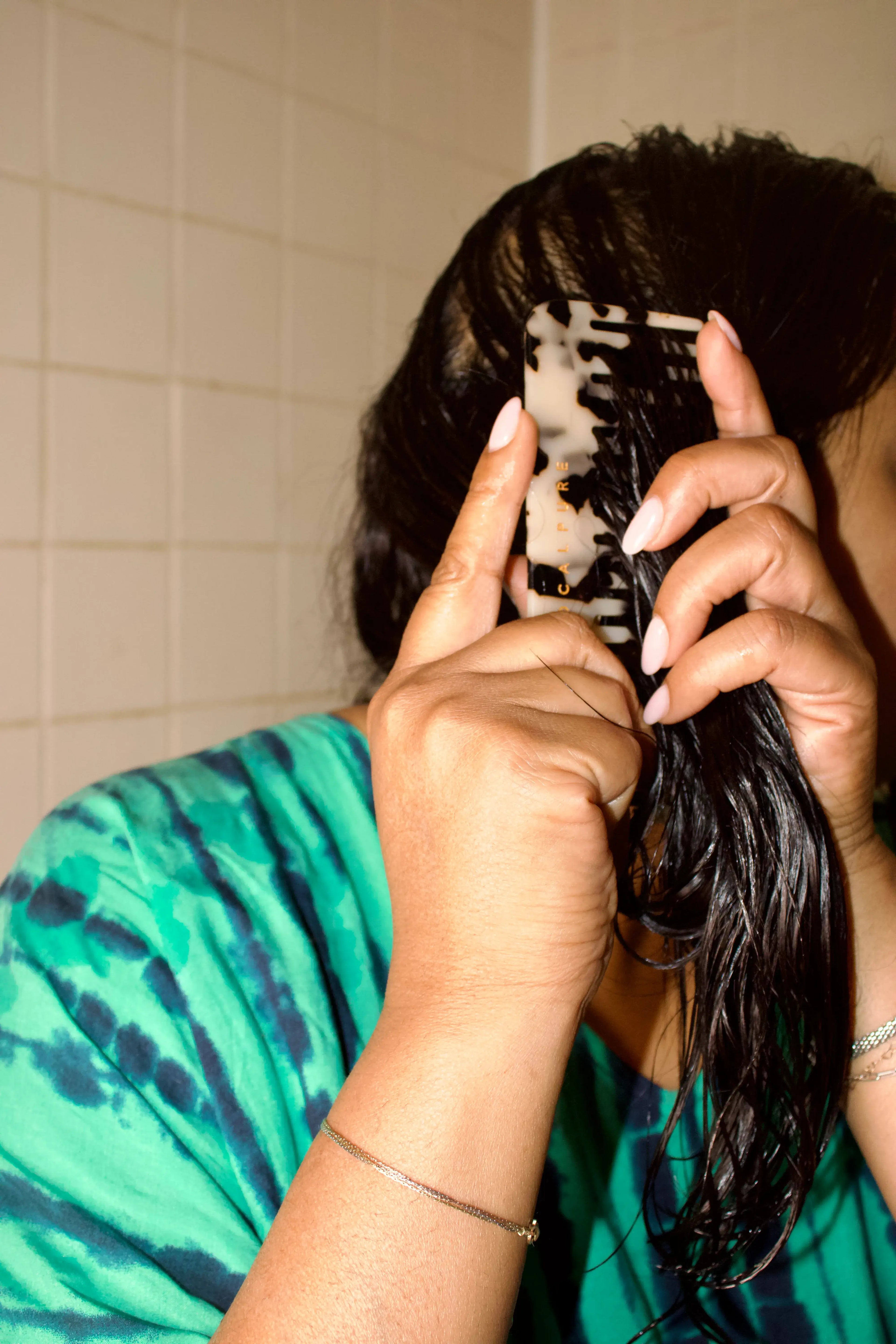 une amélioration visible de la densité et de la vitalité des cheveux grâce à Angelia Crüe