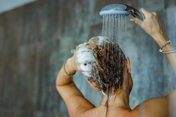 une amélioration visible de la densité et de la vitalité des cheveux grâce au revitalisant Freya Crüe