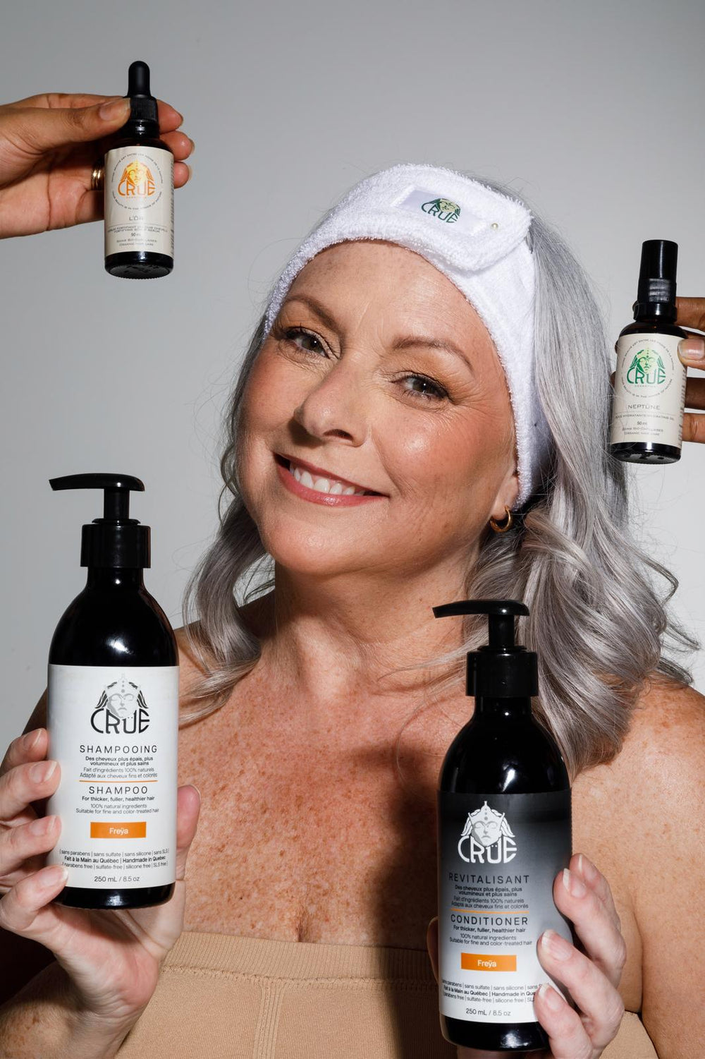 Femme appliquant une routine capillaire Crüe pour des cheveux sains et nourris