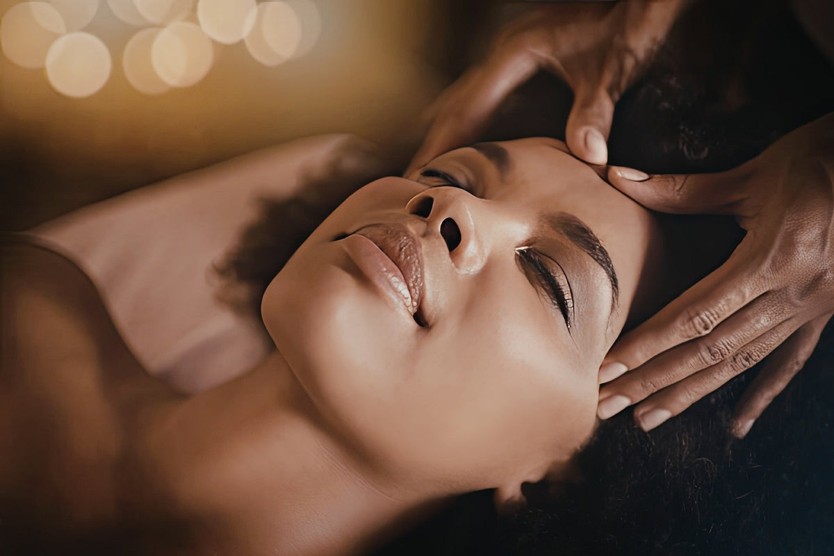 Japanese Head Spa Complet : mains posées sur le front et les tempes d'une cliente détendue