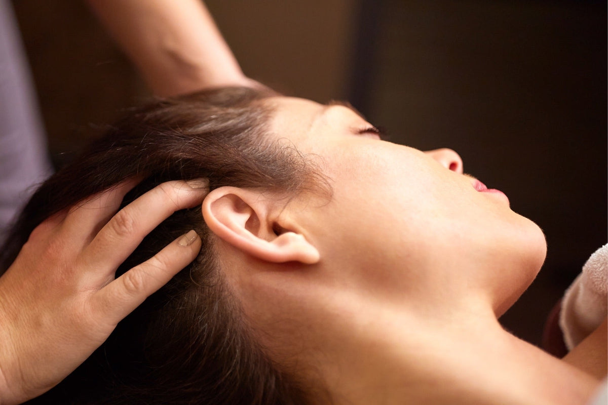 Japanese Head Spa Express : massage du cuir chevelu, cliente allongée