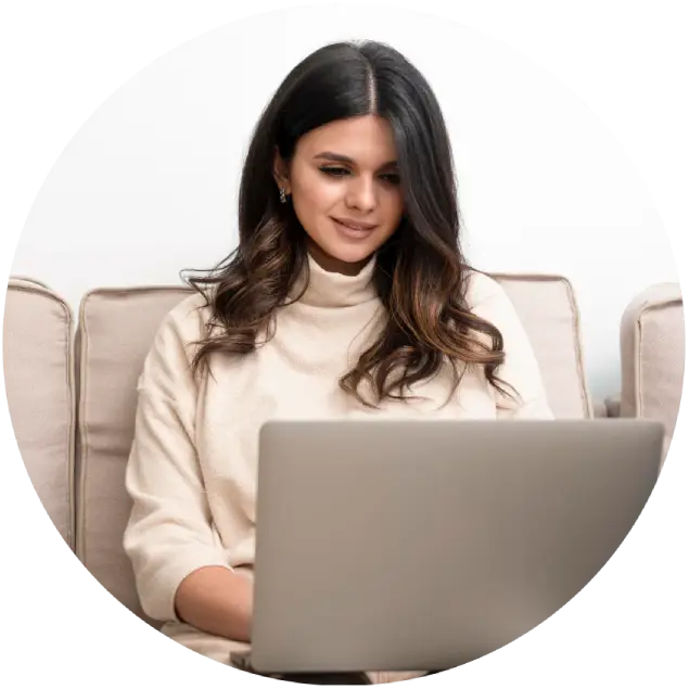 Consultation avec une trichologue certifiée Crüe pour analyser le cuir chevelu et évaluer les habitudes capillaires