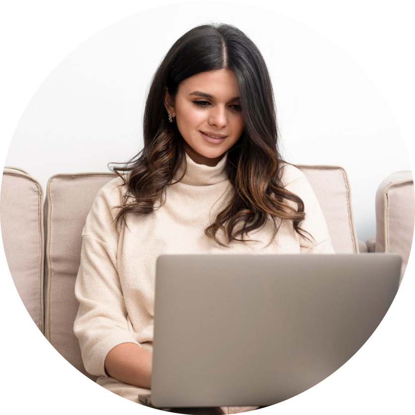 Consultation avec une trichologue certifiée Crüe pour analyser le cuir chevelu et évaluer les habitudes capillaires