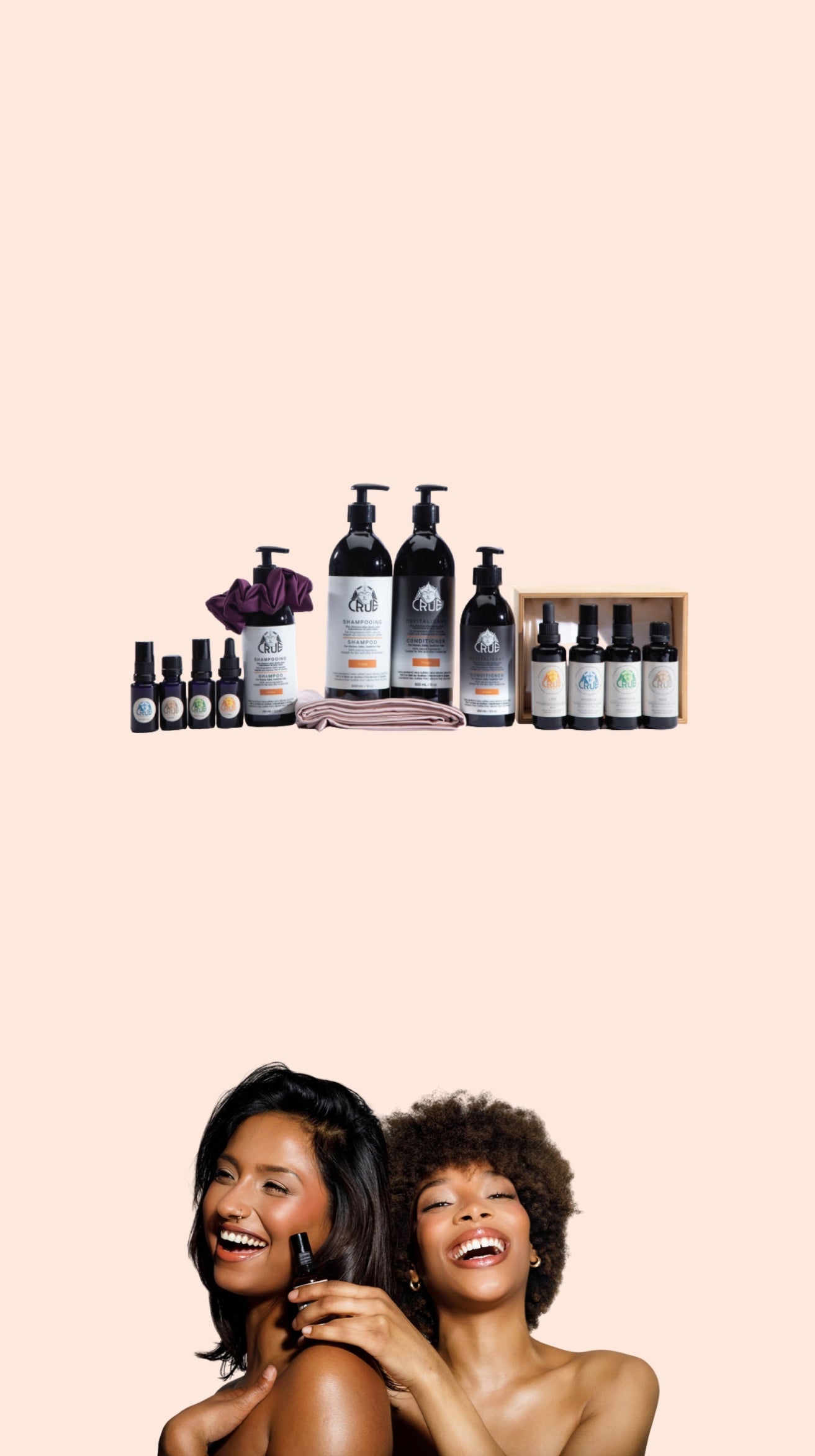 Femme utilisant le système de soins capillaires végans CRUE pour des cheveux sains